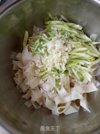 簡易涼皮的做法 簡易涼皮 免洗面版 簡易涼皮怎么做 滿寶媽媽的菜譜